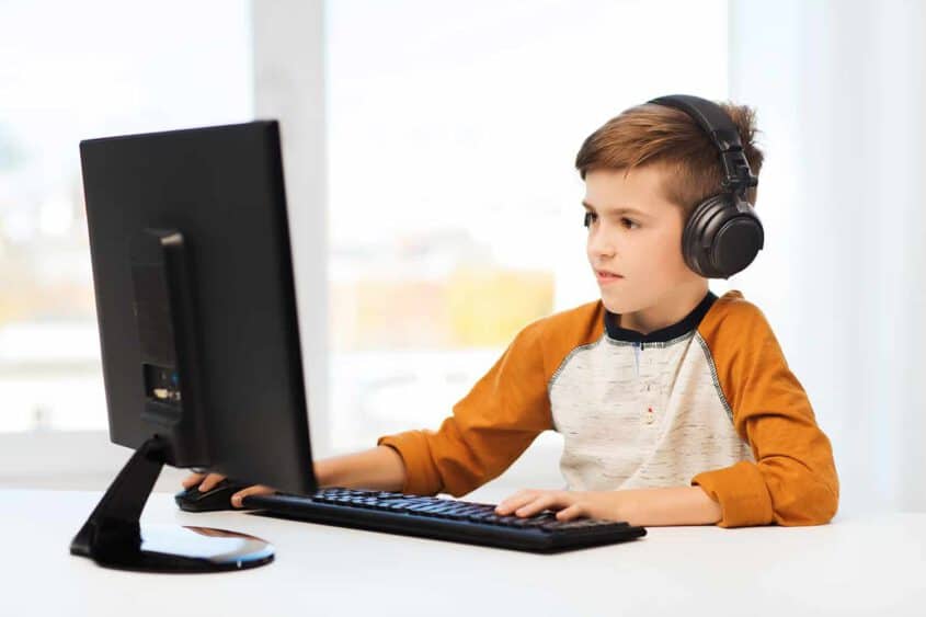 ילד משחק במחשב