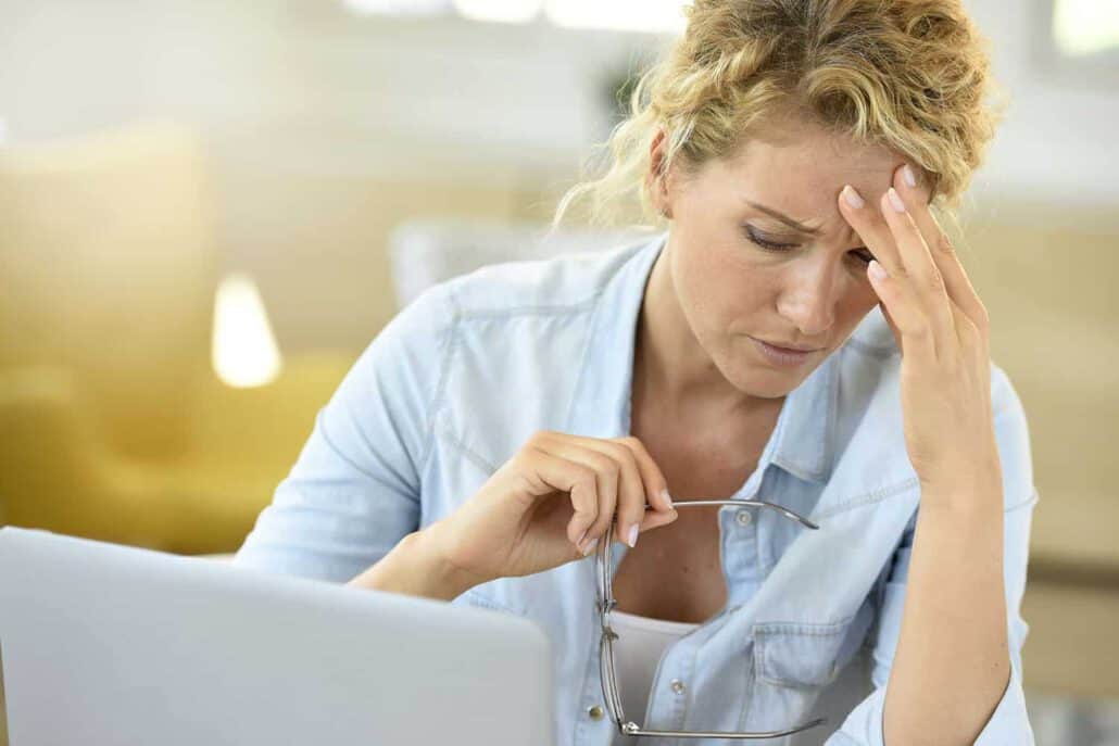 אישה סובלת מכאב ראש אותו משקפיים למחשב היו יכולים למנוע
