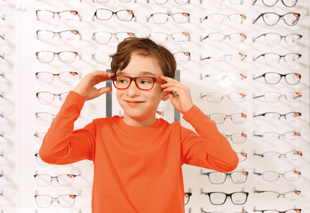ילד מרכיב משקפי Misight להאטת התפתחות קוצר ראייה